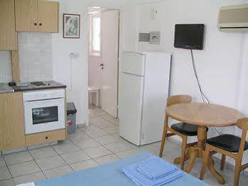 Renos Hotel Apts Polis Eksteriør billede