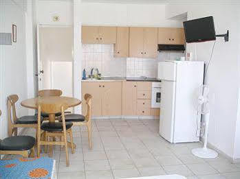 Renos Hotel Apts Polis Eksteriør billede